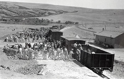 Resim 3. Hasanoğlan Köy Enstitüsü öğrencileri Lalahan İstasyonu’ndan malzeme taşırken